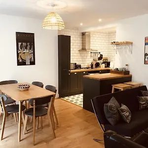 Flat, 3 Bedrooms, Sleeps 6, Close To Shops And Apartment Brighton